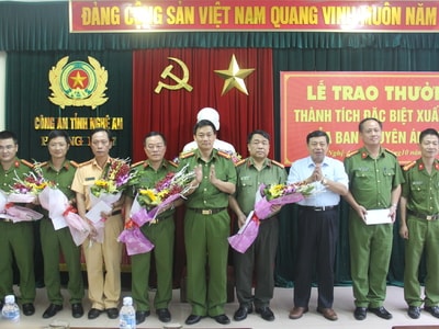 Chủ tịch UBND tỉnh khen thưởng Ban chuyên án triệt phá đường dây ma túy khủng