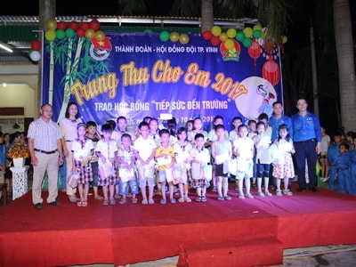 Gần 1000 thiếu nhi xã Nghi Phú, TP Vinh được nhận quà Trung thu