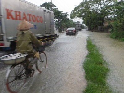 Quỳnh Lưu: Mưa to đường sá, nhà dân trắng băng nước