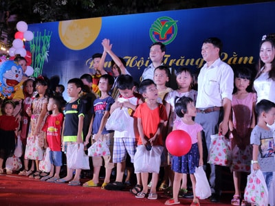 Ấm áp 'Đêm hội Trăng rằm' tại Bệnh viện Đa khoa Thành phố Vinh