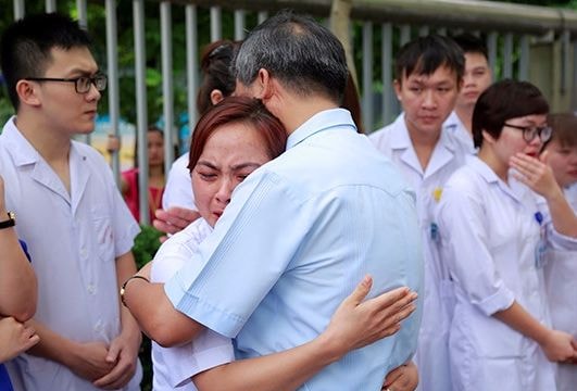 Bác sĩ Nguyễn Anh Trí về hưu, cả bệnh viện nghẹn ngào quyến luyến
