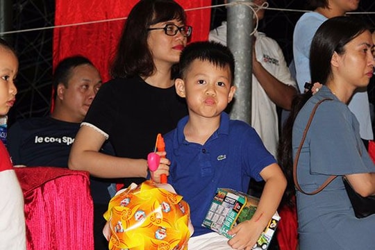 Con trai HLV Hữu Thắng vui đêm hội Trăng Rằm cùng các cầu thủ SLNA