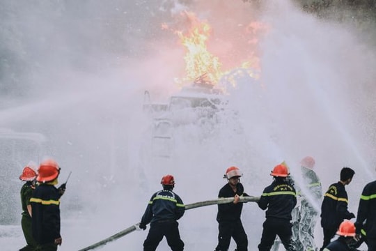 Xúc động hình ảnh người lính cứu hỏa trong biển lửa