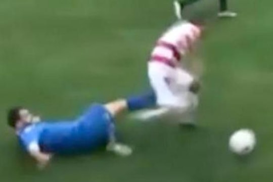 Cầu thủ mất...tinh hoàn vì bị phạm lỗi từ phía sau