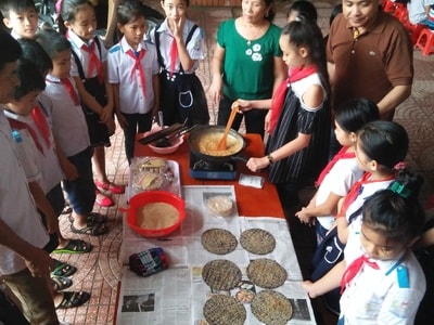 Học làm bánh đa, kẹo lạc 'vui hội trung Thu'