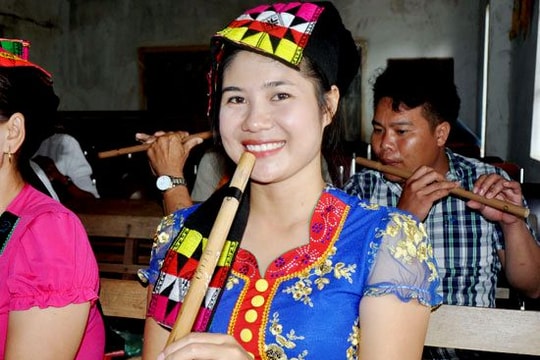 Những sơn nữ Thái chế tác và sử dụng nhạc cụ dân tộc