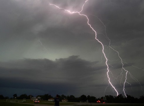 Nghệ An: Hai bố con đang ngủ bị sét đánh tử vong