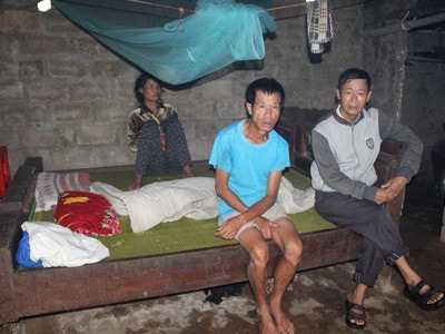 Bố ôm chặt con khi bị sét đánh tử vong trên giường