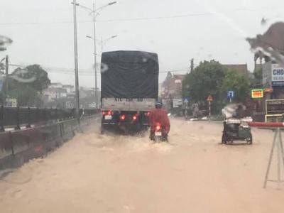 Đường sắt Bắc - Nam và Quốc lộ 1A qua Nghệ An bị ngập sâu