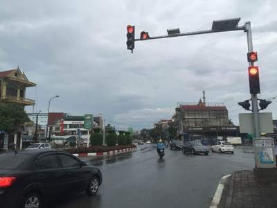 Vận hành cụm đèn tín hiệu giao thông pin mặt trời đầu tiên ở Nghệ An