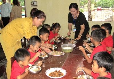 Ấm bữa cơm tình thương cho học trò nghèo rẻo cao Quỳ Châu