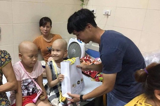 Công Phượng, Xuân Trường tặng quà Trung thu cho em nhỏ Bệnh viện K