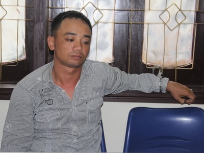 Giả danh công an, đòi tiền bảo kê kinh doanh vỉa hè