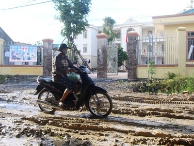 Dân khổ vì đường lầy lội bùn đất