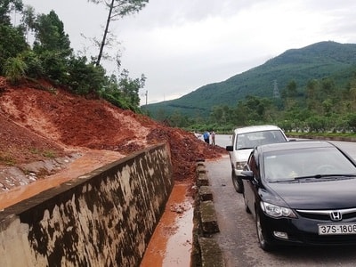 Mưa lớn gây sạt lở núi, đất đá tràn Quốc lộ 1A