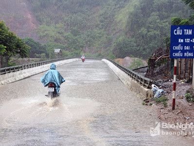 Dân bì bõm như lội sông giữa quốc lộ 48C