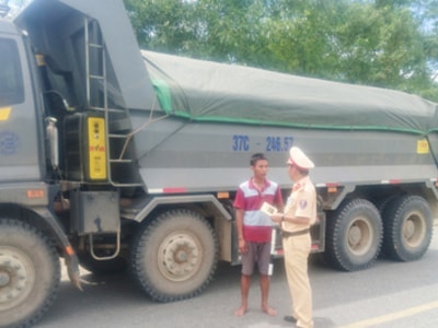 Cảnh sát giao thông Công an Nghệ An: Kiên quyết xử lý xe quá khổ, quá tải