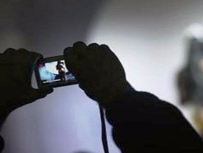 Bị khởi tố vì mang ảnh 'nóng' tình địch đi bêu khắp xóm làng