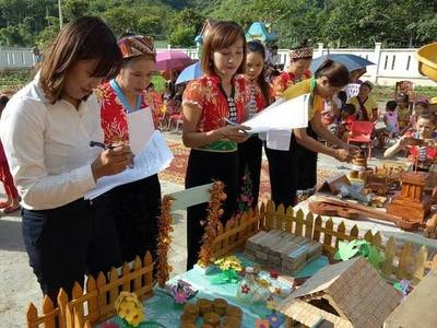 Phụ huynh vùng cao chung tay làm đồ chơi cho con trẻ