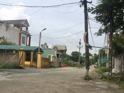 Dân lo sợ vì cột điện trơ lõi sắt nằm giữa ngã ba đường