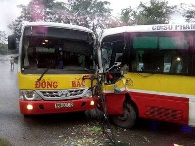 2 xe buýt Đông Bắc đâm nhau, tài xế mắc kẹt trong cabin