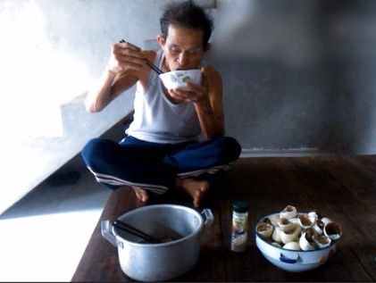 Dị nhân nửa thế kỷ không ngủ và 'thánh ăn' 30 quả trứng một lúc