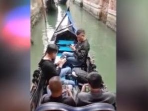 Bỏ cả trăm euro đi thuyền, du khách chỉ cắm mặt vào điện thoại