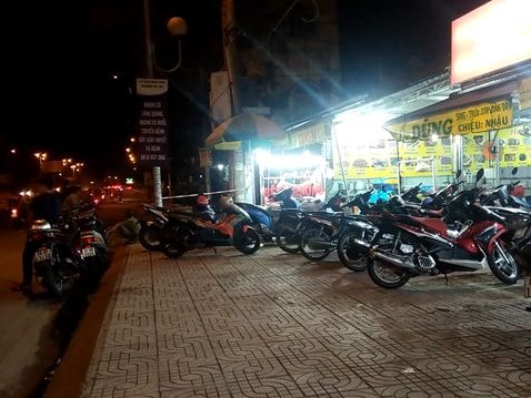 Đầu bếp bị 2 thanh niên lạ mặt đâm gục trong quán nhậu