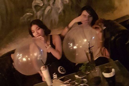 Hoang mang khi bóng cười được bày bán công khai