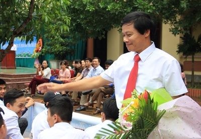 Buổi chia tay xúc động với thầy hiệu trưởng của hơn 1000 học sinh ở Nghệ An