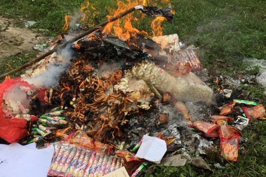 Tiêu huỷ 30kg bánh kẹo kém chất lượng tại xã biên giới