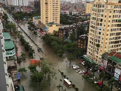 Thành phố Vinh ngập chìm trong nước sau mưa lớn