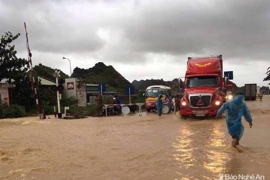 Nghệ An: Nhiều địa phương ngập sâu trong nước, giao thông ách tắc