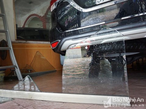 Nghệ An: Sóng đánh vỡ kính cửa, dân đội ô, chặn xe yêu cầu giảm tốc độ