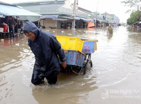 Tiểu thương Vinh vật lộn cứu hàng hóa bị ngập sau mưa