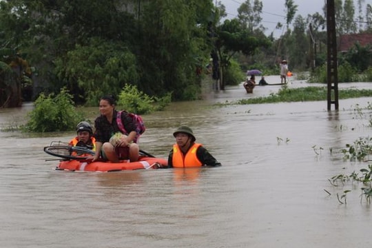 Bộ đội giúp dân khắc phục hậu quả mưa lụt