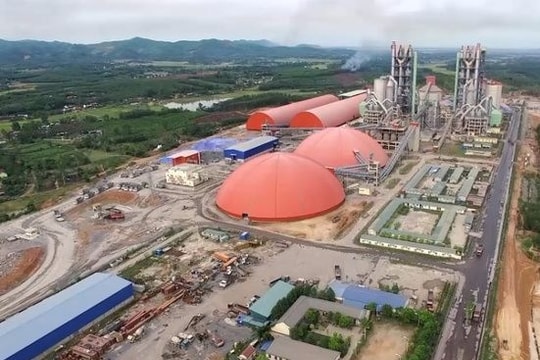 Cử tri Đô Lương phản ánh Nhà máy xi măng Sông Lam gây ảnh hưởng đến môi trường.