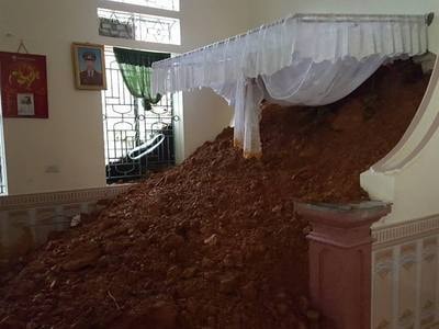 Nửa đêm, đất trên núi đổ lấp nửa gian nhà