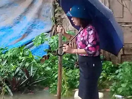Nữ Bí thư phường đứng trên bè để cán bộ kéo đi thị sát lũ lụt