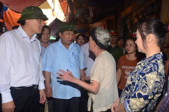 Bí thư Tỉnh ủy thăm hỏi bà con tiểu thương chợ Vinh