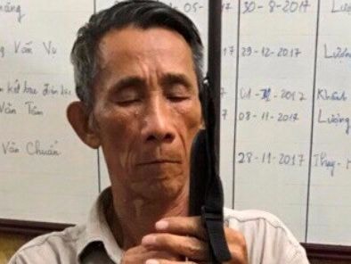 Cụ ông U70 gí súng bắn thủng mắt tài xế xe Fortuner