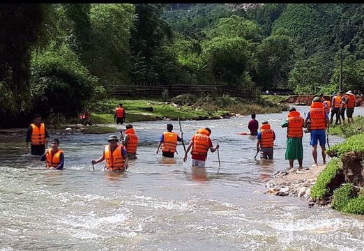Huy động hơn 1.000 lượt người tìm bé trai mất tích trong lũ