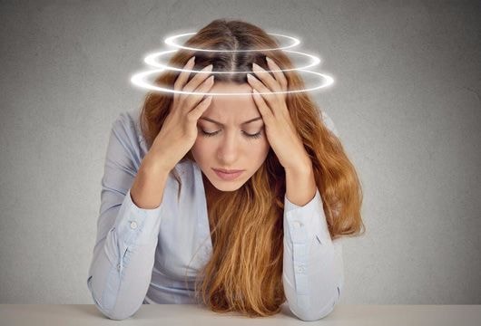 Soi gương có thể nhận thấy dấu hiệu thiếu vitamin