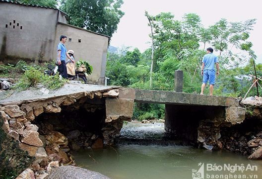 Lũ cuốn mất mố cầu, xe ô tô không vào được Nậm Giải