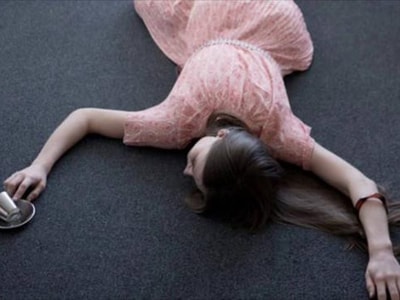 Xô vợ vào vách tường tử vong, ung dung lấy Ipad xem phim