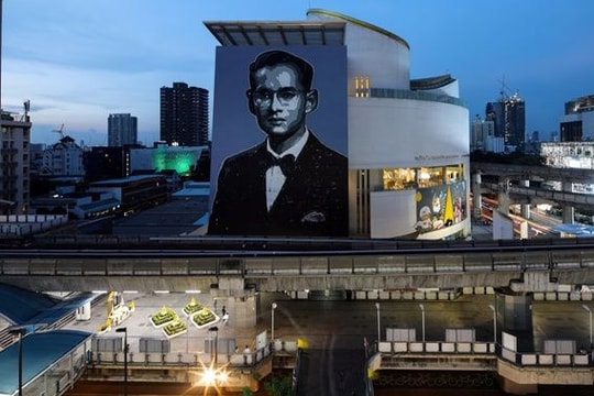 Người Thái gấp rút chuẩn bị cho lễ hỏa táng Vua Bhumibol