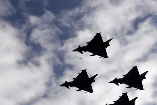 Tiêm kích đâm xuống đất sau lễ duyệt binh, phi công thiệt mạng