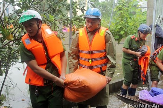 Cảnh sát dầm mình cứu tài sản cho dân chạy lũ