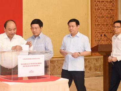 Lãnh đạo Chính phủ quyên góp ủng hộ đồng bào bị thiệt hại do mưa lũ
