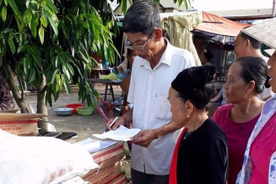 Tương Dương cấp phát muối i-ốt cho hộ nghèo